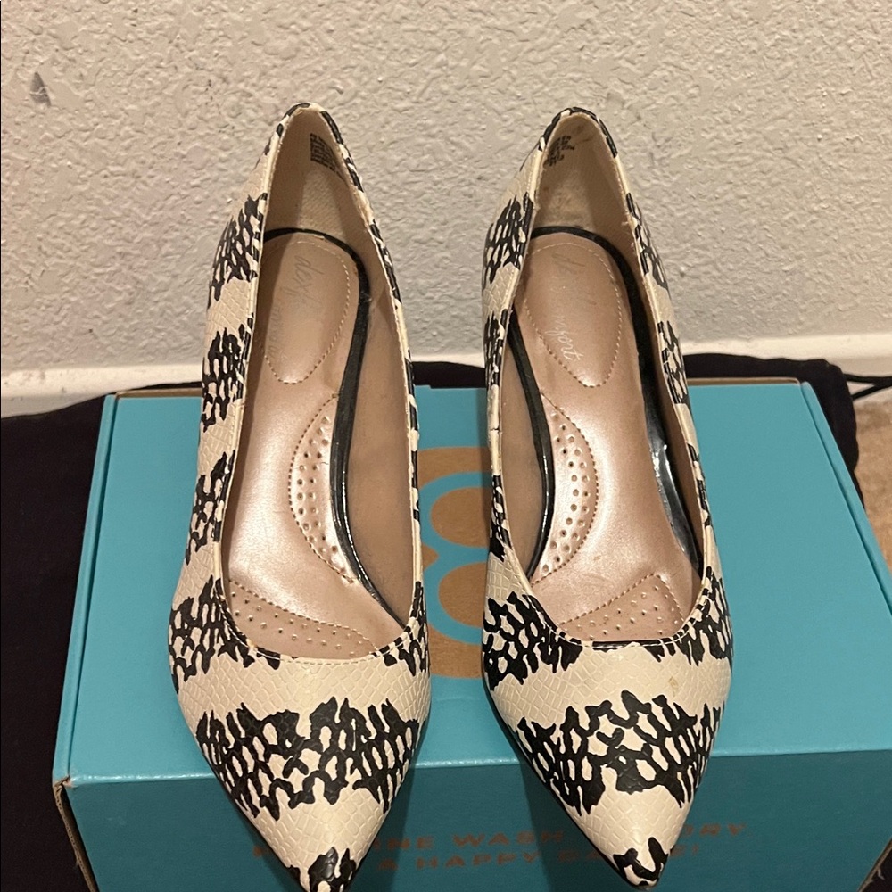 Dexflex Comfort Cream and Black Patterned Heels